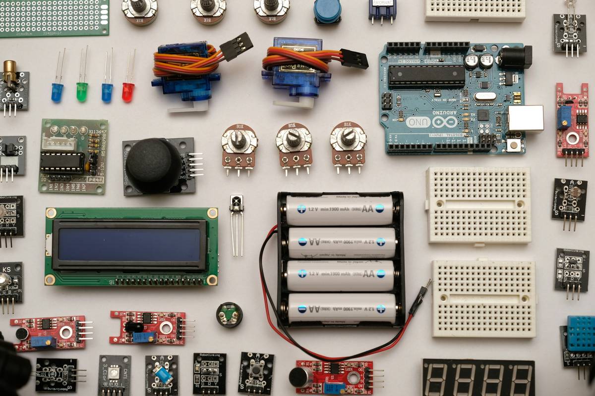 Bar chart showing embedded systems market growth from 2023 to 2030, reaching $165.2B
