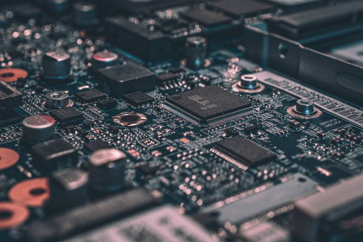 Bar chart showing global embedded systems market growth from 2022 to 2027, projected to reach $136B by VDC Research