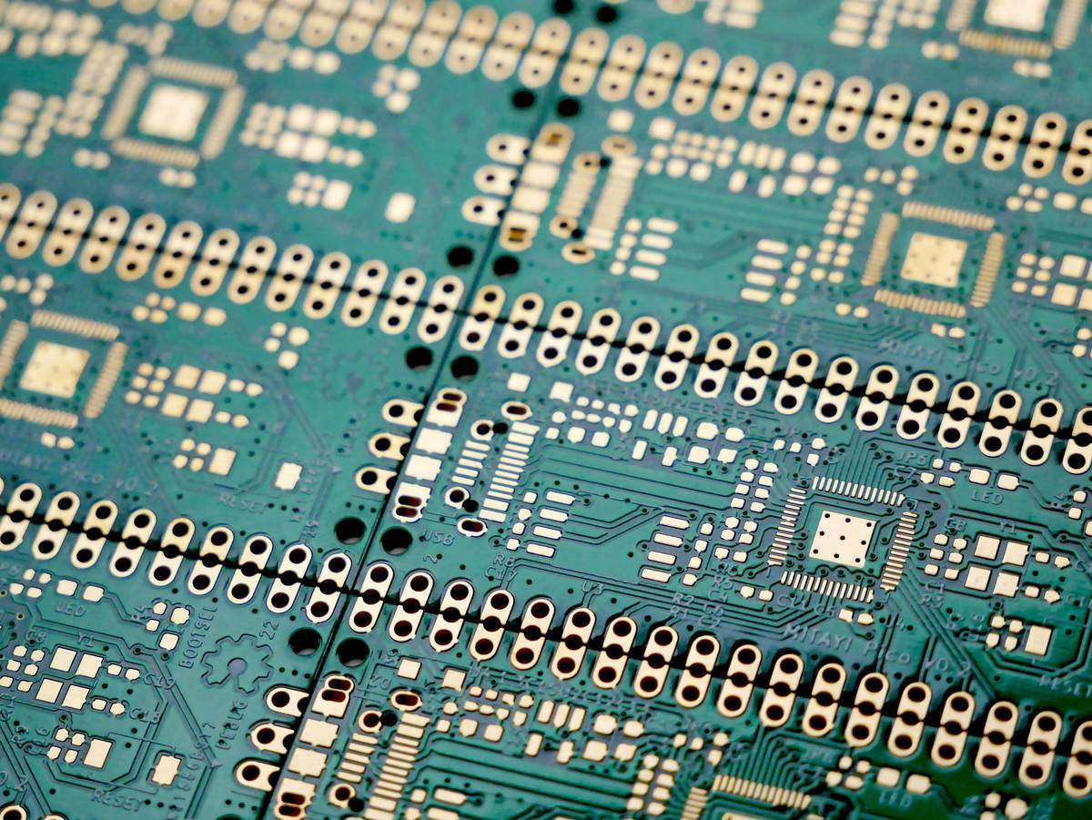 Comparison of embedded system hardware design layouts showing ground plane continuity differences